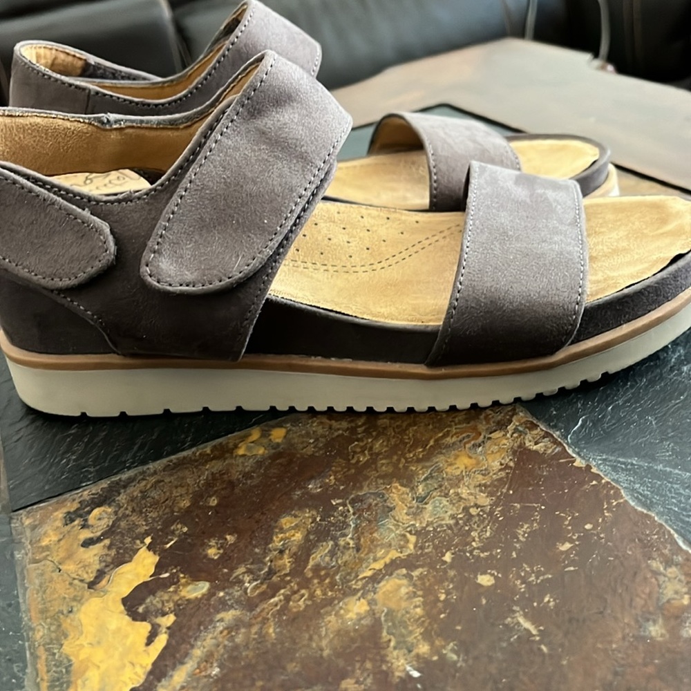 Natural Soul sandals, size 8.5, brown, Velcro enclosure. EUC - Picture 3 of 6